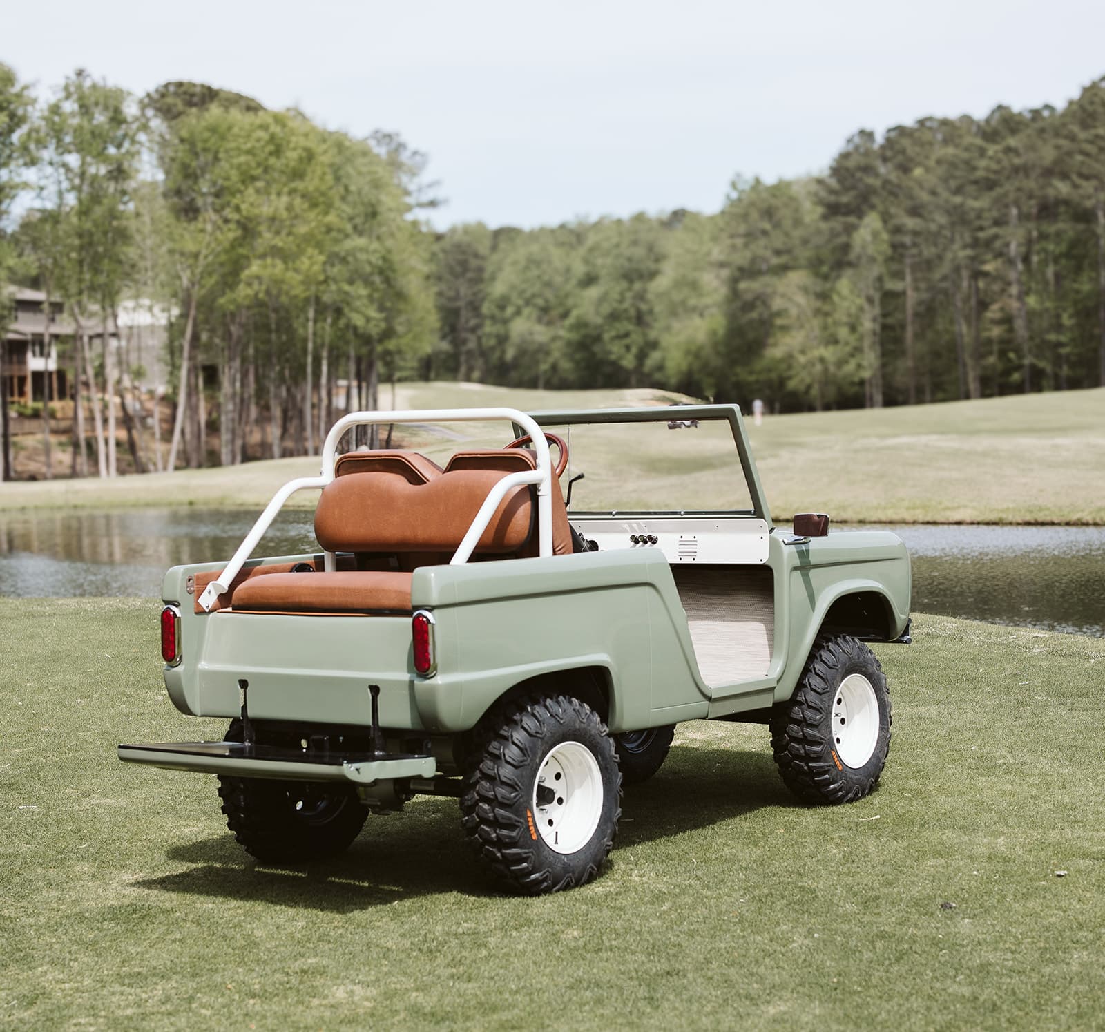 Boxwood Green Retro Ride rear 3/4 on golf course